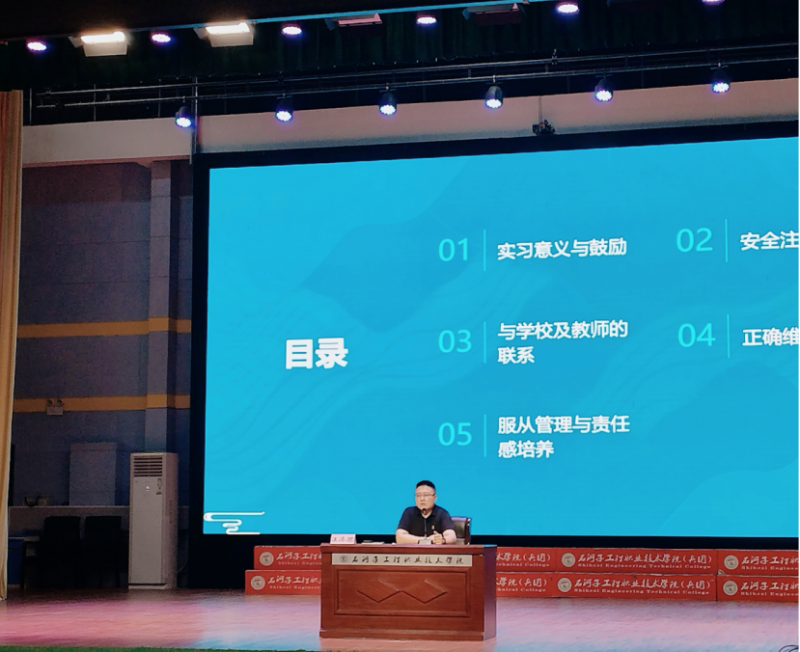 人文关怀护征程·实践启航新未来丨人文社科系教师护送23级护理专业学生赴实习岗位